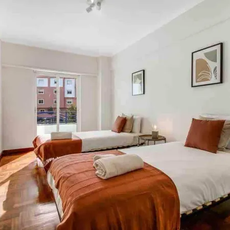 Bright Flat by Carcavelos Beach With Fast Wi-fi