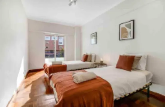 Bright Flat by Carcavelos Beach With Fast Wi-fi