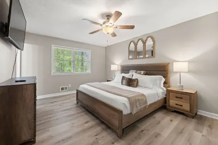 Beautiful Newly-Renovated Home in Indian Hills Отели в г. Восток Кобб