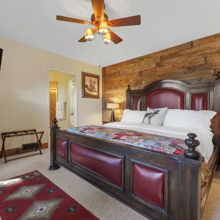 Historic Author's Lodge- Hot Tub As Featured in San Diego Magazine Walk to Town.