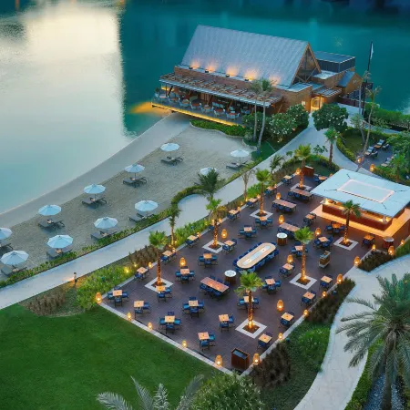 Beach Rotana - All Suites Отели рядом с достопримечательностью «Торговый центр Abu Dhabi Mall»
