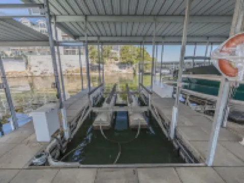 Lake of the Ozarks Premier lakefront 3-bedroom condo. Fishing, Swimming,boating. 拉塞爾酒店