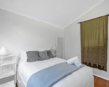 Cosy Getaway with Fireplace and Spacious Backyard Hotels in Broulee