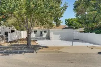 Between la and Orange County Quiet Getaway with Patio