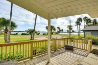 3 Mi to Beach & Boardwalk: Riverfront Daytona Home - Homestays