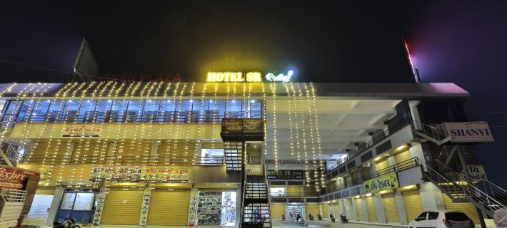 Hotel SR Radhey スラトのホテル