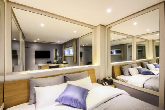 HOTEL SEVEN Отели рядом с достопримечательностью «Songwol-dong Fairy Tale Village»