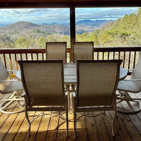 Tara's Treehouse: Another Day in Paradise - Views of the Mountain & Lake Burton