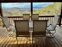 Tara's Treehouse: Another Day in Paradise - Views of the Mountain & Lake Burton