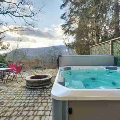 Mtn-View Gem w/ Deck & Hot Tub in Tannersville Fitness & Recreational Facilities