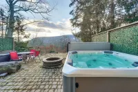 Mtn-View Gem w/ Deck & Hot Tub in Tannersville - موقف سيارات