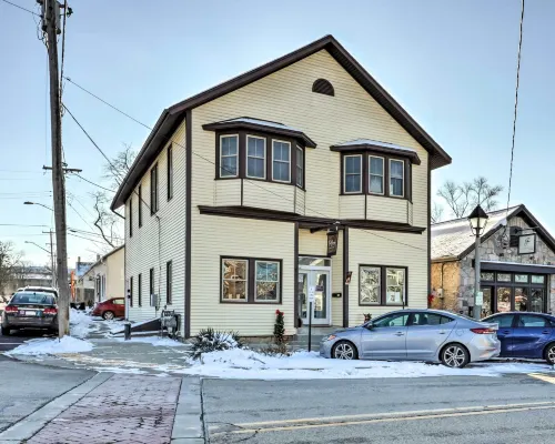 Delafield Vacation Rental Near Lakes and Parks! Hotel di Delafield