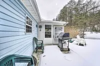 Rustic Family Home + Acreage ~ 20 Mi Hocking Hills - parking