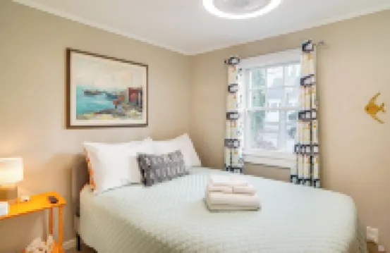 Walk to Monument Beach Cape Cod Cottage with Grill