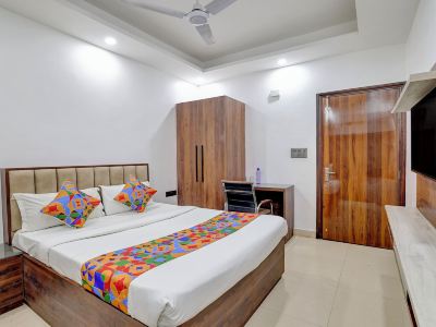 FabHotel Groom Room