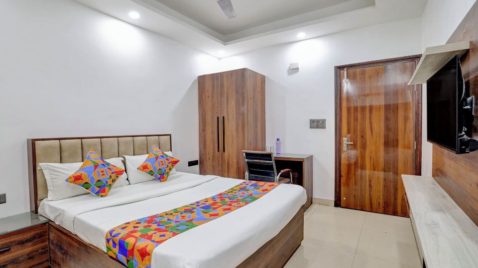 FabHotel Groom Room
