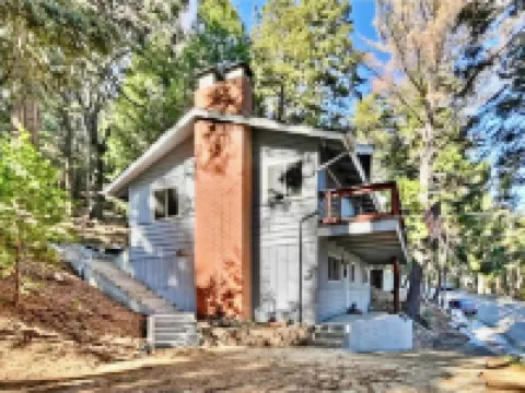3BR Idyllic Cabin in the Woods w/ Wood Fireplace Hotels in Crestline