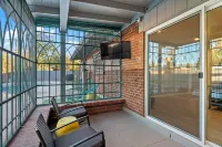 Lester Place: Retro-Inspired Artist’s Escape with Pool!