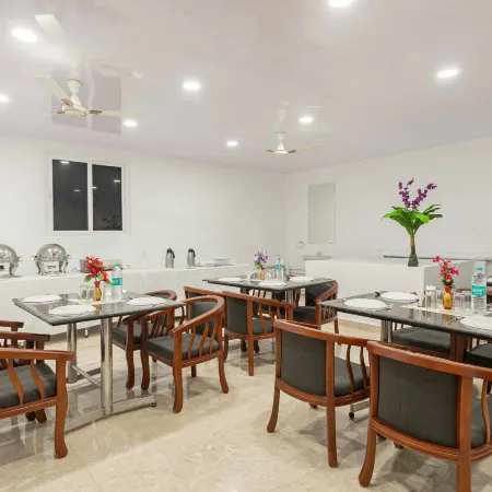 Treebo Royal Plaza,700 MTS from Promenade Beach