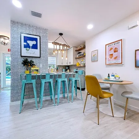 Charming Ground Level Resort Style 3unit condo unit B a few steps from the beach