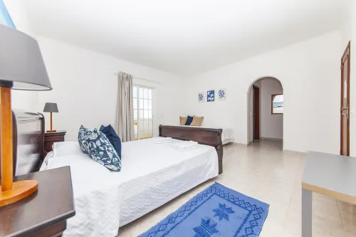 Q 02 - Bedroom 2 in Casa do Topo Guesthouse - 2-Star