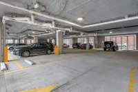 Cambria Hotel Louisville Downtown-Whiskey Row - Parkering