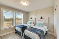 Pet-Friendly Retreat w/ Fenced Yard, Walk to Beach - Homestays