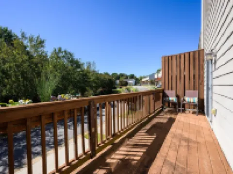 1431 Bay Overlook Dr, Woodstock Hotels in Woodstock