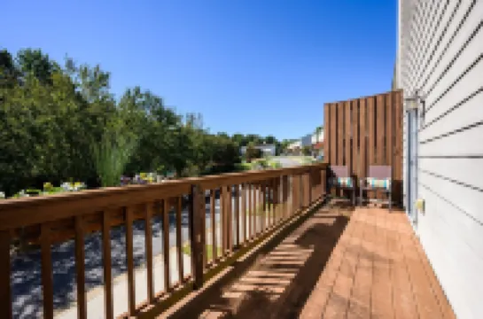 1431 Bay Overlook Dr, Woodstock Hotels in 