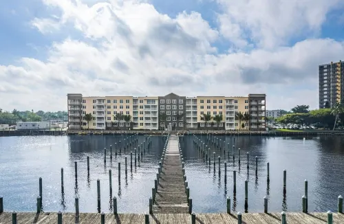 Landing Apartments Near Edison Park Historic District - Condos