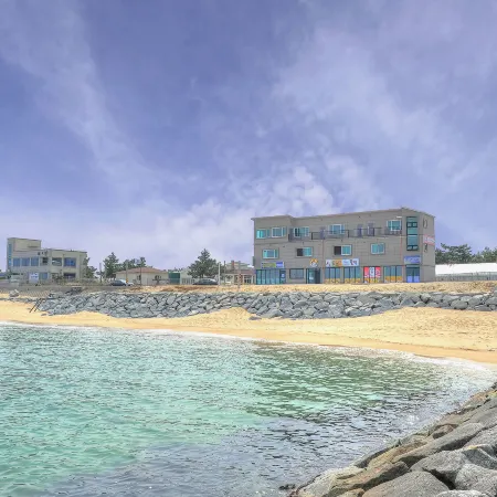 Gangneung Together Pension Отели рядом с достопримечательностью «Порт Чумунджин»