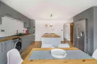 GuestReady - Charming Retreat in Trafford