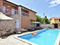 Lovely ground-floor flat with shared pool in Tar 타르 호텔