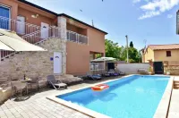 Lovely ground-floor flat with shared pool in Tar