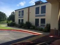 Days Inn & Suites by Wyndham Tahlequah - 2-Star