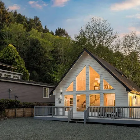 Mid-Century A-Frame Chalet. Dog Friendly. Only a Half-Mile Stroll to the Beach!