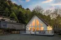 Mid-Century A-Frame Chalet. Dog Friendly. Only a Half-Mile Stroll to the Beach! - Alphydda
