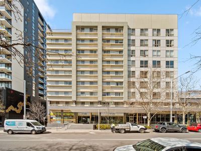Spacious 3-bed Apartment in Canberra CBD