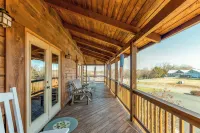 Dog-friendly, Lake View Cabin w/ Furnished Decks, Ping-pong & Darts - 3-Sterne