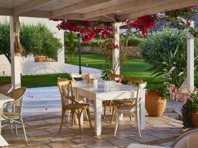 Golden Bay Apartments-Garden Haven