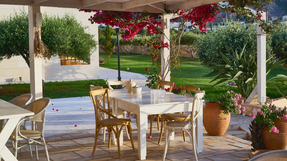 Golden Bay Apartments-Garden Haven