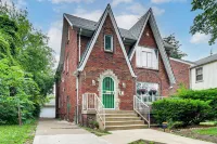 Spacious Detroit Tudor w/ Patio & Workspace! - balcony