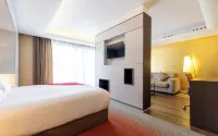 克萊門特阿德公寓酒店 - 泳池