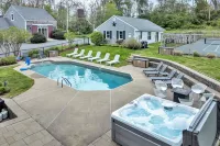 Cape Cod Estate: 2 Homes, Pool, Tennis Court, Game Barn and Bar, Sleeps 20 - Hot Tub