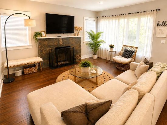 Hollywood house with parking & backyard, walk to attractions