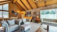 Golden Hour Lodge by Avantstay BBQ + Great Room + Multiple Decks Lake & Sunset Views - WiFi