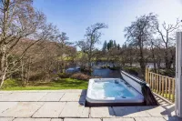 Luxury Riverside Lodge with Hot Tub (Sleeps 6) - 別墅