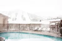 Mammoth Mountain Inn - Pools