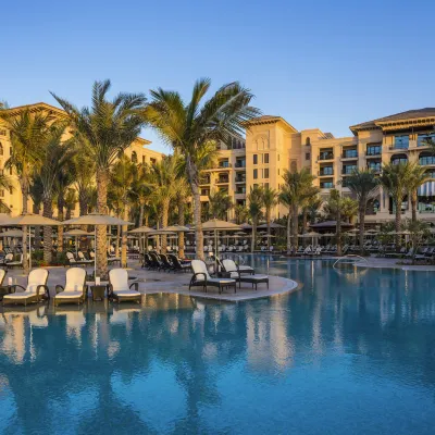 منتجع فور سيزونز دبي جميرا بيتش Hotels near The Island Dubai