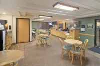 Boarders Inn & Suites by Cobblestone Hotels - Faribault - breakfast